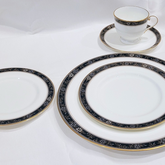 Oscar De La Renta 40pc Aviance - Black, Bone China